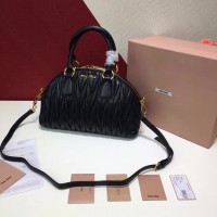 MIUMIU女...