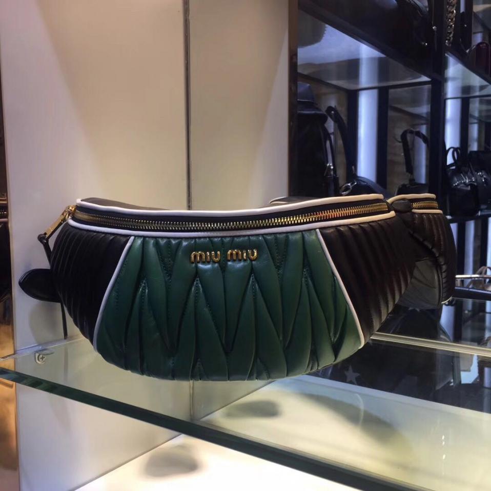 miumiu官网包包图片