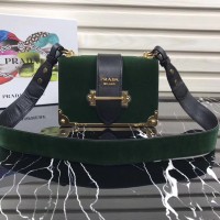 刘雯prada丝绒包