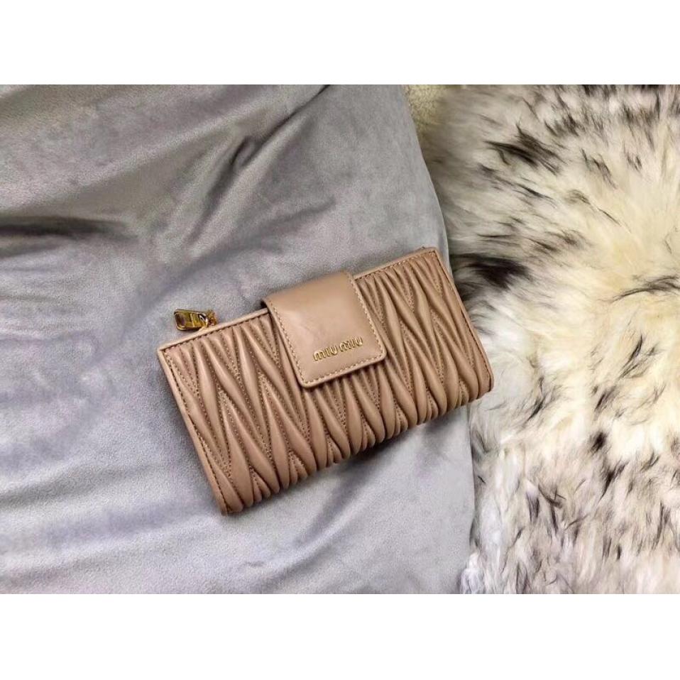miumiu女士钱包官网