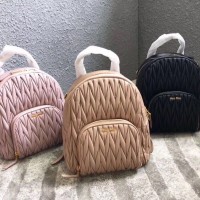 miumiu最新款双肩包