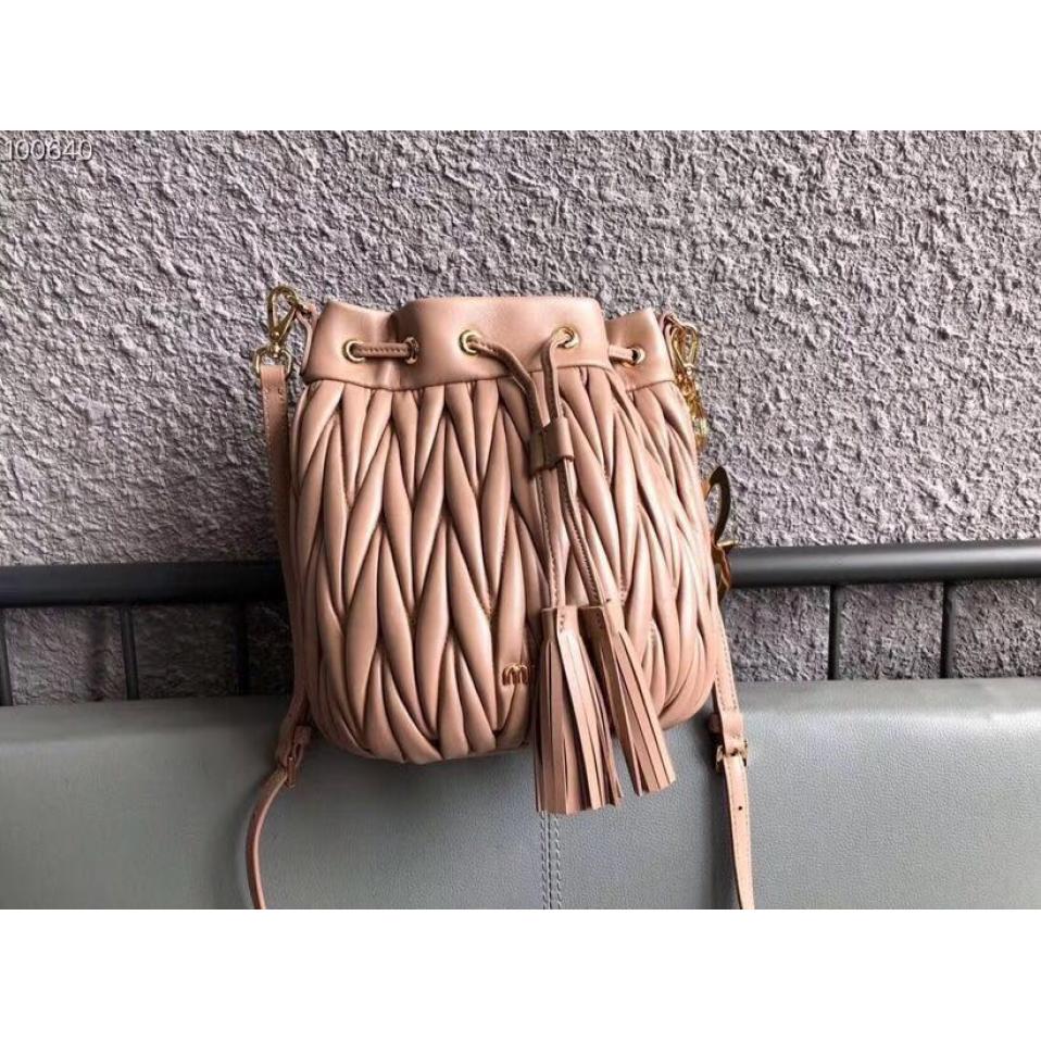 miumiu新款水桶包图片